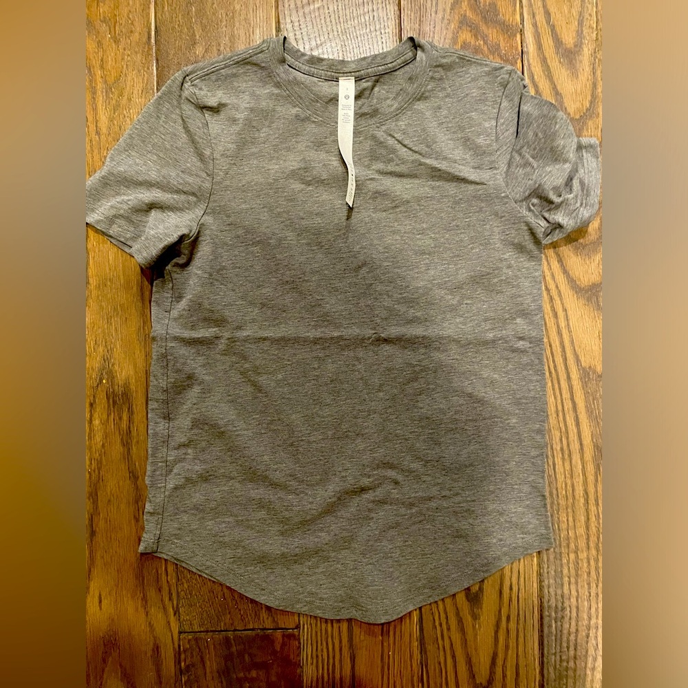 Lululemon women’s crew neck tee